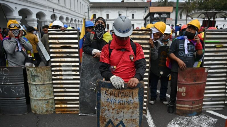 Indígenas con escudos improvisados en la plaza de Santo Domingo, en Quito (Ecuador), el 27 de junio de 2022. (Martin Bernetti/AFP vía Getty Images)