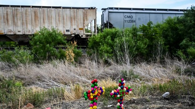 Texas establece más puntos de control de camiones tras muerte de 53 migrantes