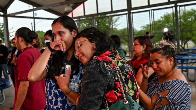 Residentes de San Antonio lloran mientras asisten a una vigilia por las víctimas encontradas en un camión abandonado en San Antonio, Texas, el 28 de junio de 2022. (CHANDAN KHANNA/AFP vía Getty Images)