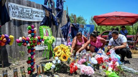 Familias desgarradas por la tragedia en Texas esperan información de sus hijos desaparecidos