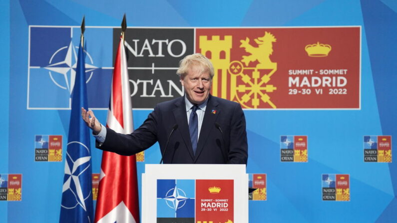 El primer ministro británico, Boris Johnson, habla durante la cumbre de la OTAN en Madrid, España, el 30 de junio de 2022. (Stefan Rousseau-WPA Pool/Getty Images)