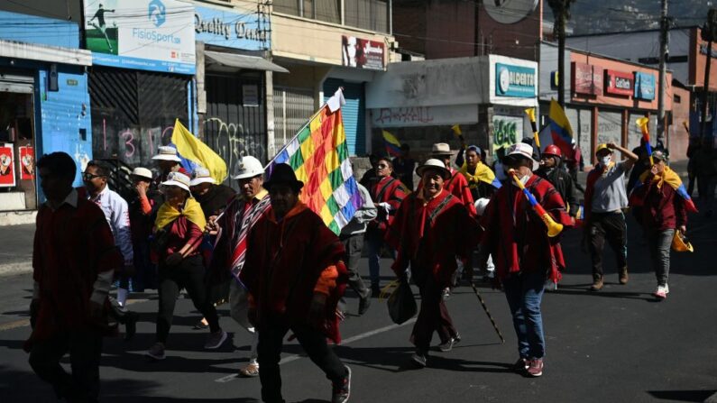 Manifestantes indígenas marchan en Quito (Ecuador) el 30 de junio de 2022, en el marco de las protestas lideradas por los indígenas contra los altos costos de vida. (Martin Bernetti/AFP vía Getty Images)
