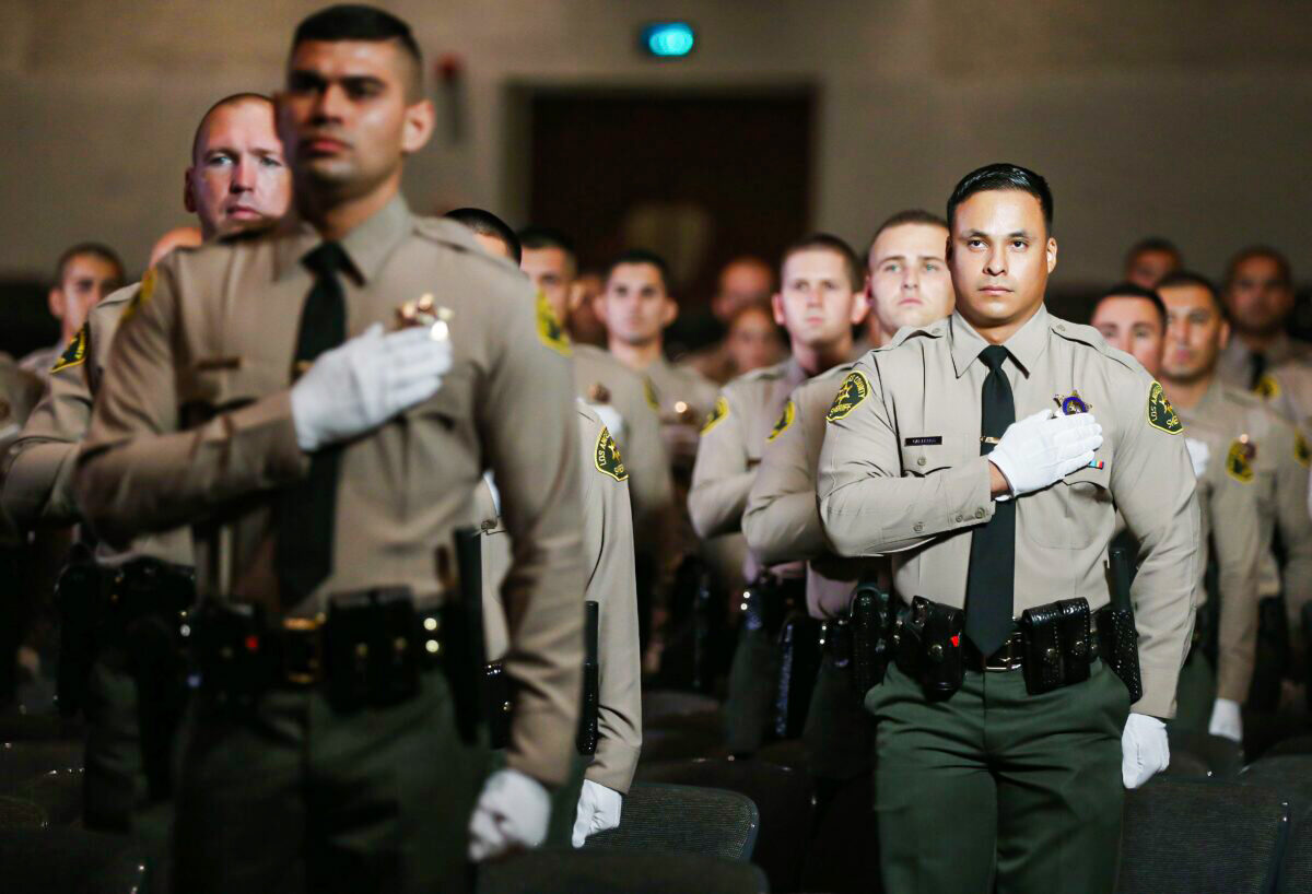 California pagará a empleados de las fuerzas policiales bonos de USD 1500 por la pandemia