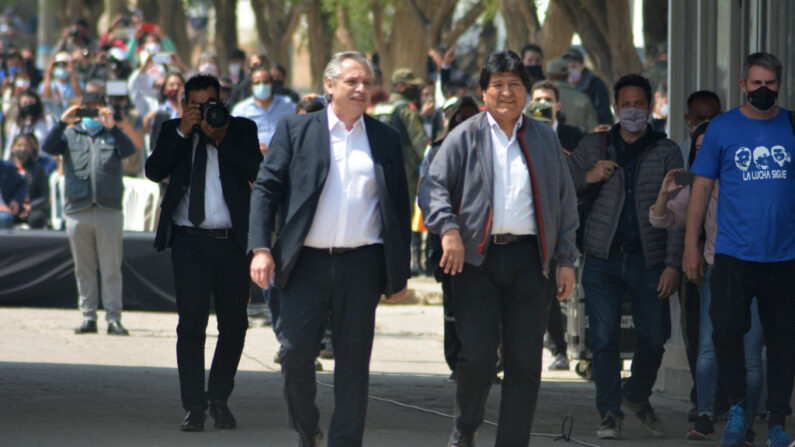 El presidente de Argentina Alberto Fernández escolta al ex presidente de Bolivia Evo Morales mientras cruza la frontera entre Bolivia y Argentina tras un año de exilio el 09 de noviembre de 2020 en Villazón, Bolivia. (Reynaldo Vargas/Getty Images)