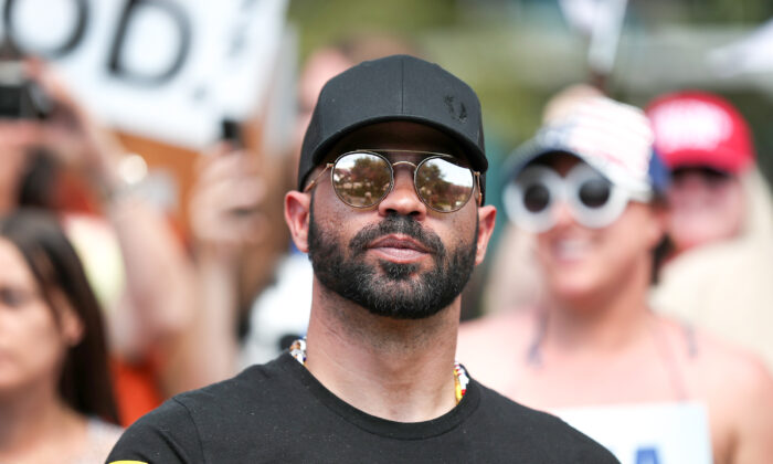 Enrique Tarrio, líder de Proud Boys, frente al Hyatt Regency donde se llevó a cabo la Conferencia de Acción Política Conservadora en Orlando, Florida, el 27 de febrero de 2021. (Joe Raedle/Getty Images)