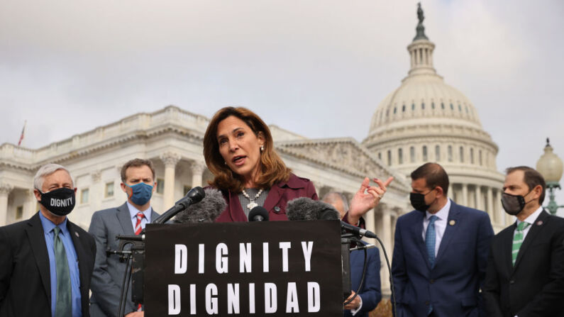 La representante María Elvira Salazar (R-FL) habla durante una conferencia de prensa sobre la inmigración fuera del Capitolio de Estados Unidos, el 17 de marzo de 2021 en Washington, DC. (Chip Somodevilla/Getty Images)