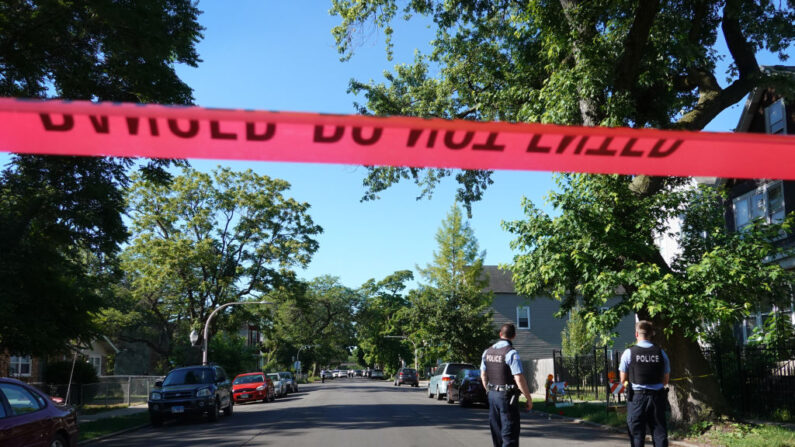 La policía asegura la escena de un tiroteo el 15 de junio de 2021 en el barrio de Englewood de Chicago, Illinois. (Scott Olson/Getty Images)
