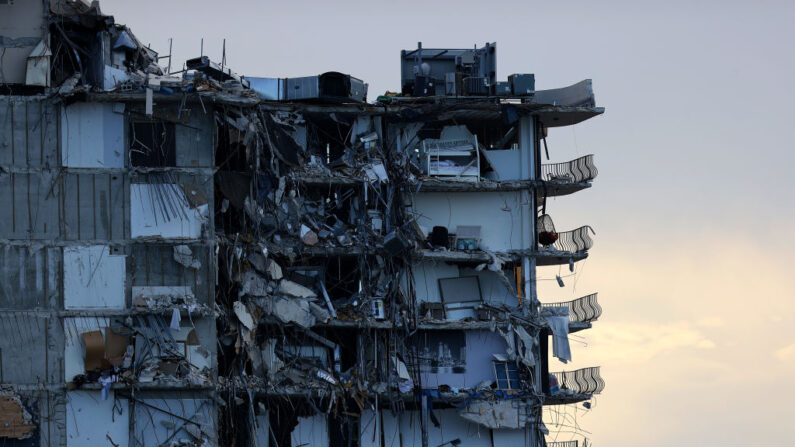 El condominio Champlain Towers South de 12 pisos parcialmente colapsado está preparado para una demolición controlada el 4 de julio de 2021 en Surfside, Florida. (Joe Raedle/Getty Images)
