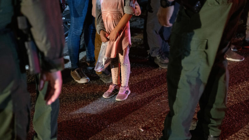 Agentes de la Patrulla Fronteriza de Estados Unidos hablan con una menor no acompañada de Honduras, de 4 años, después de que cruzara el Río Grande desde México el 14 de agosto de 2021 en Roma, Texas. (John Moore/Getty Images)
