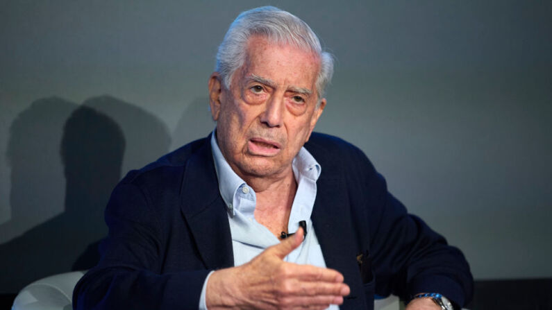 El Premio Nobel de Literatura Mario Vargas Llosa asiste al foro "Literatura y América Latina" en Casa América, el 13 de septiembre de 2021 en Madrid, España. (Foto de Carlos Álvarez/Getty Images)