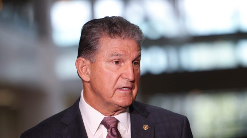 El senador Joe Manchin (D-W.Va.) habla con los periodistas fuera de su oficina en el Capitolio en Washington el 6 de octubre de 2021. (Kevin Dietsch/Getty Images)
