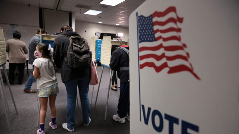 Los votantes emiten votos en el Centro de Gobierno del Condado de Fairfax en Fairfax, Virginia, el 2 de noviembre de 2021. (Chip Somodevilla/Getty Images)
