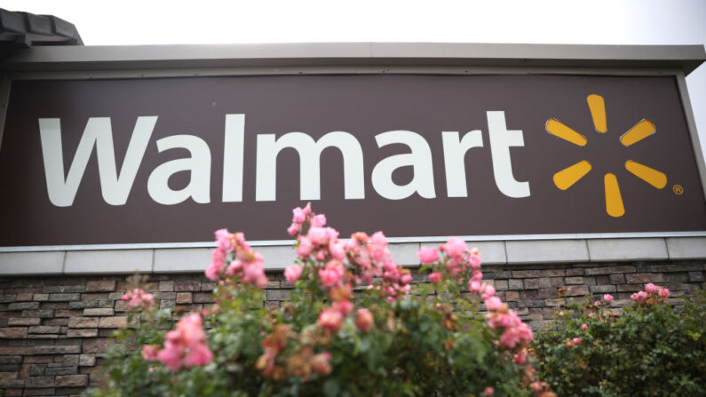 Un cartel es colocado frente a una tienda Walmart el 16 de noviembre de 2021 en American Canyon, California.( Justin Sullivan/Getty Images)
