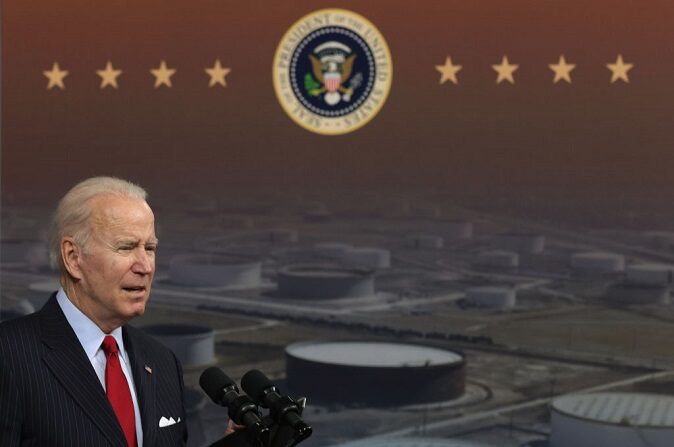 El presidente de Estados Unidos, Joe Biden, habla sobre la economía durante un evento en el Auditorio South Court del Edificio de Oficinas Ejecutivas Eisenhower el 23 de noviembre de 2021 en Washington, DC. (Alex Wong/Getty Images)
