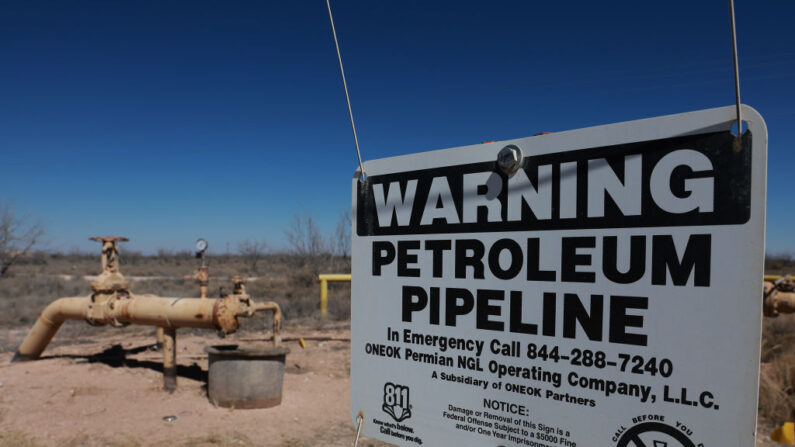 Una señal advierte de un oleoducto que recorre el terreno en el campo petrolífero de la Cuenca Pérmica el 13 de marzo de 2022 en Midland, Texas. (Joe Raedle/Getty Images)
