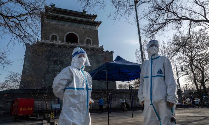 Trabajadores sanitarios llevan trajes de protección en Beijing el 21 de marzo de 2022. (Kevin Frayer/Getty Images)