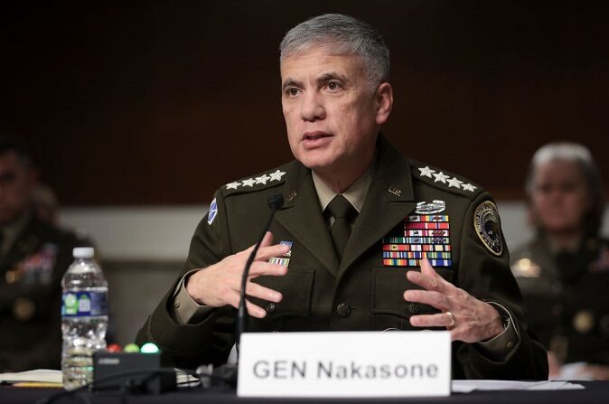 El general Paul Nakasone, comandante del Comando Cibernético de los Estados Unidos y Director de la Agencia de Seguridad Nacional testifica ante el Comité de Servicios Armados del Senado el 5 de abril de 2022 en Washington, DC. (Win McNamee/Getty Images)
