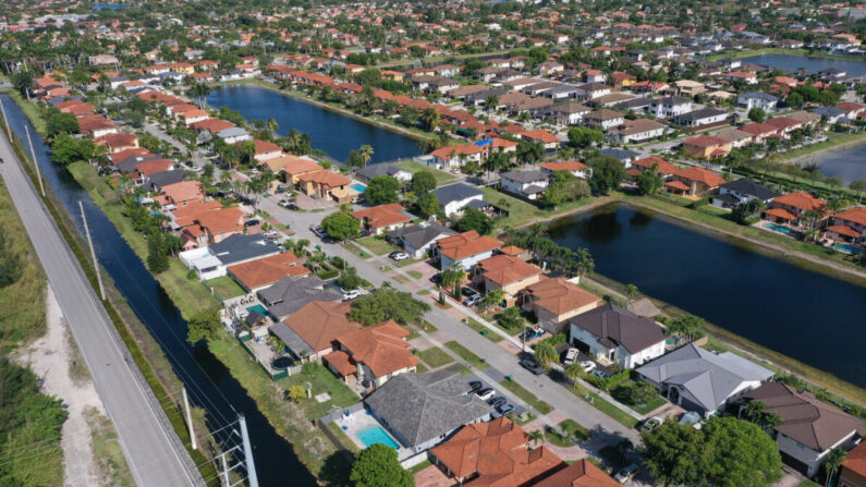 Se muestran casas unifamiliares en un barrio residencial de Miami, Florida, el 10 de mayo de 2022. (Joe Raedle/Getty Images)
