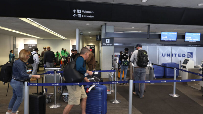 Los clientes de United Airlines facturan sus vuelos en el Aeropuerto Internacional de San Francisco el 12 de mayo de 2022 en San Francisco, California. (Justin Sullivan/Getty Images)