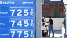 Los californianos comparten sus penas en las gasolineras
