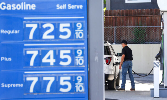 Precios de la gasolina por encima de 7,00 dólares el galón en una gasolinera Chevron en Menlo Park, California, el 25 de mayo de 2022. (Justin Sullivan/Getty Images)