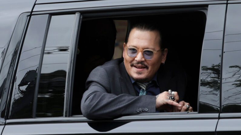 El actor Johnny Depp observa a sus fans saludar mientras sale del juzgado del condado de Fairfax el 25 de mayo de 2022 en Fairfax, Virginia. (Kevin Dietsch/Getty Images)