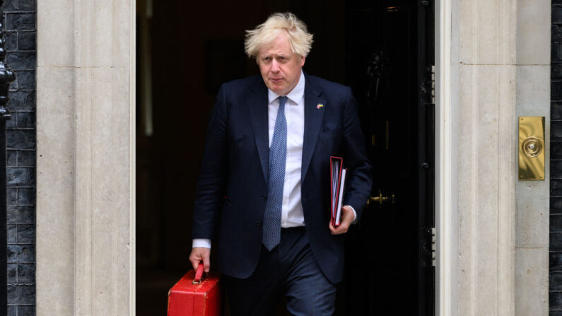 El primer ministro británico Boris Johnson abandona el número 10 de Downing Street el 26 de mayo de 2022 en Londres, Inglaterra. (Leon Neal/Getty Images)