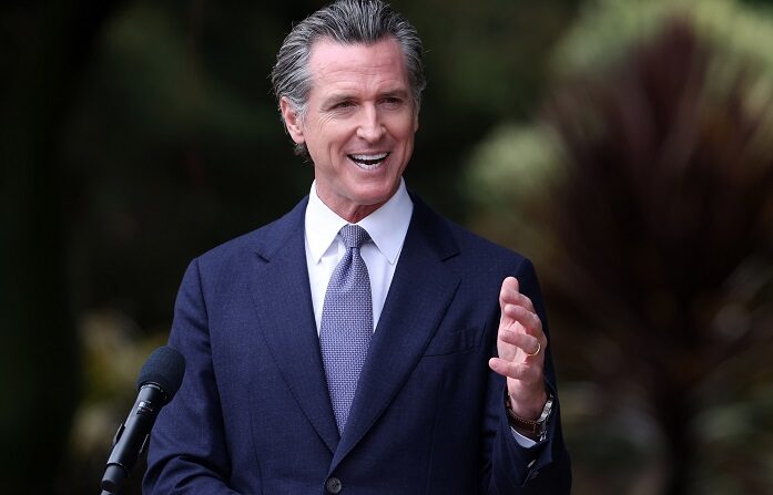 El gobernador de California, Gavin Newsom, habla durante una conferencia de prensa con la primera ministra de Nueva Zelanda, Jacinda Ardern, el 27 de mayo de 2022 en San Francisco, California. (Justin Sullivan/Getty Images)
