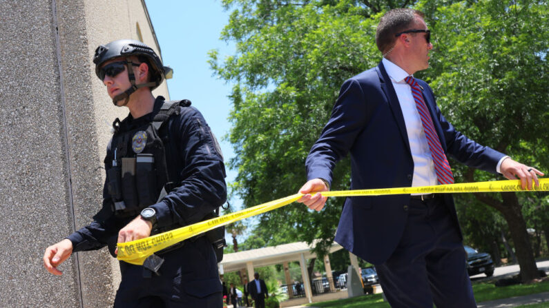 Oficiales colocan cinta de precaución el 29 de mayo de 2022 en Uvalde, Texas. (Michael M. Santiago/Getty Images)