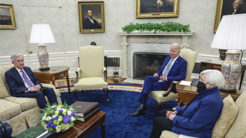 El presidente Joe Biden se reúne con el presidente de la Reserva Federal, Jerome Powell, y la secretaria del Tesoro, Janet Yellen, en el Despacho Oval de la Casa Blanca, en Washington, el 31 de mayo de 2022. (Kevin Dietsch/Getty Images)
