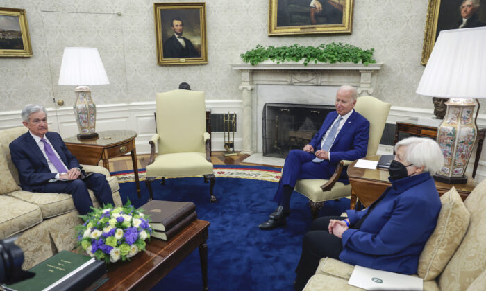 El presidente de Estados Unidos, Joe Biden, se reúne con el presidente de la Reserva Federal, Jerome Powell, y la secretaria del Tesoro, Janet Yellen, en el Despacho Oval de la Casa Blanca, en Washington, el 31 de mayo de 2022. (Kevin Dietsch/Getty Images)