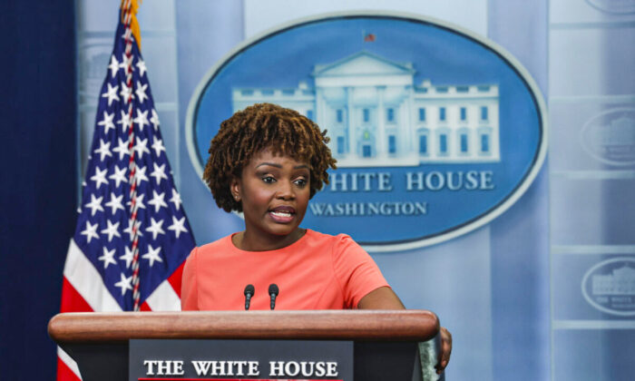 La secretaria de prensa de la Casa Blanca, Karine Jean-Pierre, habla en la rueda de prensa diaria en la Casa Blanca, en Washington, el 31 de mayo de 2022. (Kevin Dietsch/Getty Images)
