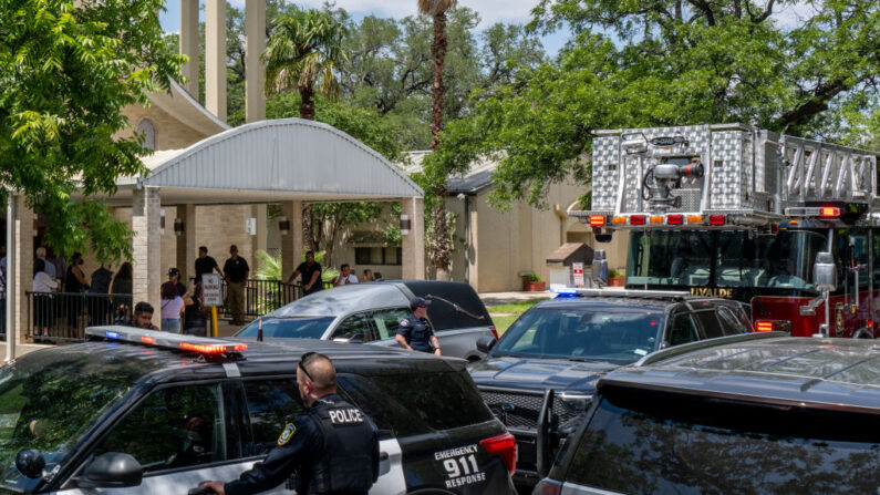 Las fuerzas de seguridad colocaron vehículos en la calle bloqueando a los medios de comunicación del servicio fúnebre de Amerie Jo Garza, de 10 años, el 31 de mayo de 2022 en Uvalde, Texas. Amerie fue una de las 19 estudiantes asesinadas en el tiroteo masivo en la Escuela Primaria Robb el 24 de mayo. (Brandon Bell/Getty Images)