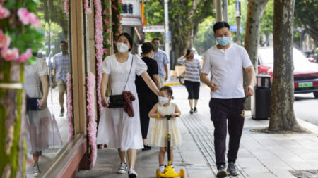 Durante el cierre extremo de Shanghai los hospitales parecían clínicas de muerte, dice marido de víctima