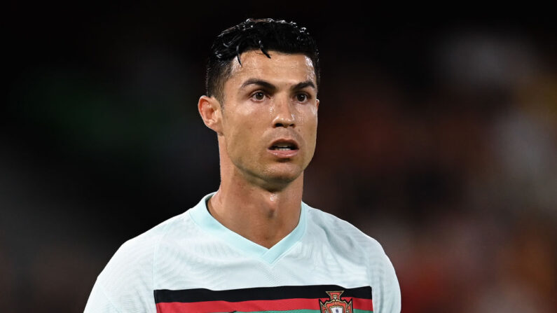 Cristiano Ronaldo de Portugal mira durante el partido del Grupo 2 de la Liga de las Naciones de la UEFA entre España y Portugal en el Estadio Benito Villamarin el 02 de junio de 2022 en Sevilla, España. (David Ramos/Getty Images)