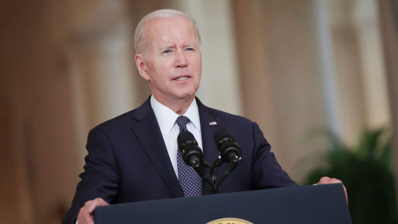 El presidente de Estados Unidos, Joe Biden, pronuncia un discurso sobre los recientes tiroteos masivos desde la Casa Blanca el 2 de junio de 2022 en Washington, DC. (Kevin Dietsch/Getty Images)