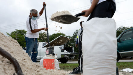 Florida espera a Nicole con órdenes de evacuación y apertura de refugios