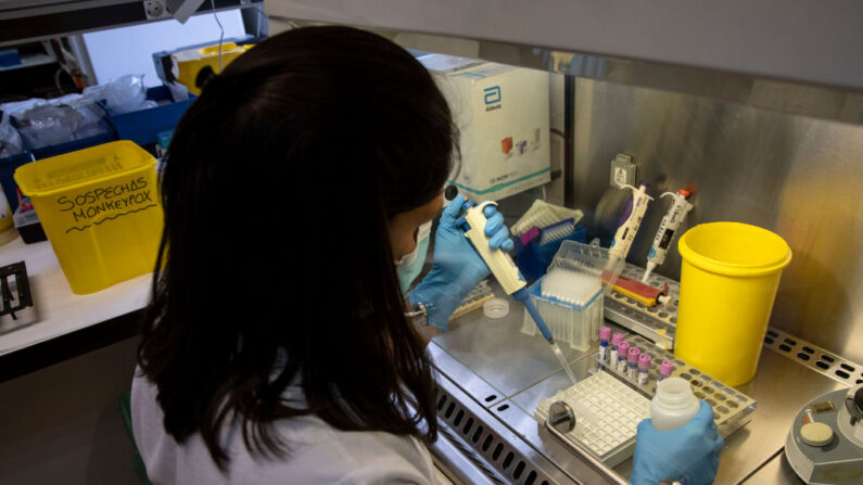 Una laboratorista inactiva muestras sospechosas de viruela del mono para analizarlas en el laboratorio de microbiología del Hospital La Paz, el 6 de junio de 2022, en Madrid, España. (Pablo Blázquez Domínguez/Getty Images)