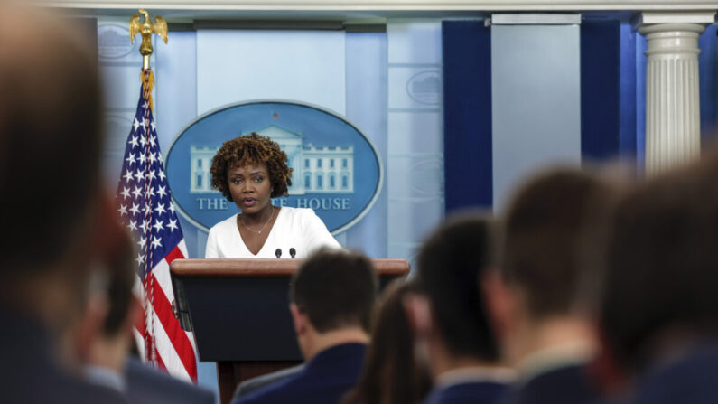 La secretaria de prensa de la Casa Blanca, Karine Jean-Pierre, habla durante una rueda de prensa diaria en la Casa Blanca en Washington el 6 de junio de 2022. (Kevin Dietsch/Getty Images)
