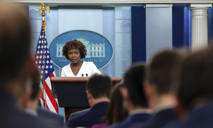 La secretaria de prensa de la Casa Blanca, Karine Jean-Pierre, habla durante una rueda de prensa diaria en la Casa Blanca, el 6 de junio de 2022. (Kevin Dietsch/Getty Images)
