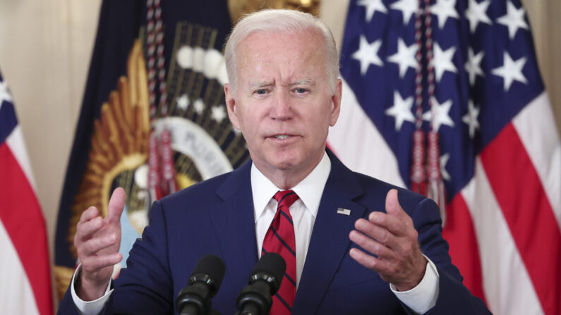 El presidente Joe Biden pronuncia un discurso antes de promulgar 9 leyes con el objetivo de mejorar la vida de los veteranos militares en el Comedor de Estado de la Casa Blanca el 7 de junio de 2022. (Win McNamee/Getty Images)
