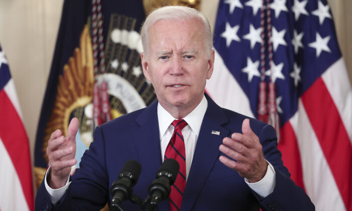El presidente Joe Biden realiza declaraciones antes de promulgar nueve proyectos de ley con el objetivo de mejorar la vida de los veteranos militares en el comedor estatal de la Casa Blanca, el 7 de junio de 2022. (Win McNamee/Getty Images)
