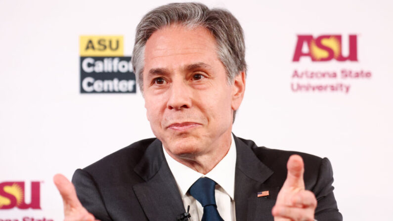 El Secretario de Estado Antony J. Blinken habla durante un debate en la Cumbre de Medios de Comunicación de las Américas en el ASU California Center el 7 de junio de 2022 en Los Ángeles, California. (Mario Tama/Getty Images)