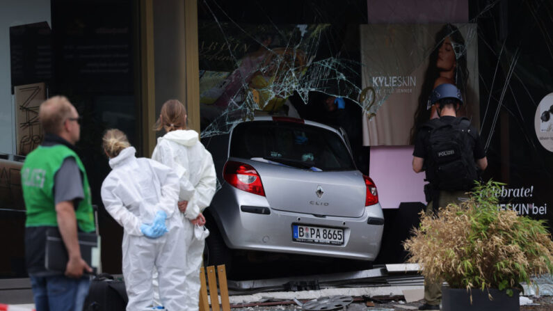 Investigadores de la policía cerca de un coche que arrolló a los peatones y luego se estrelló contra una perfumería Douglas en Tauentzienstrasse el 08 de junio de 2022 en Berlín, Alemania. (Sean Gallup/Getty Images)