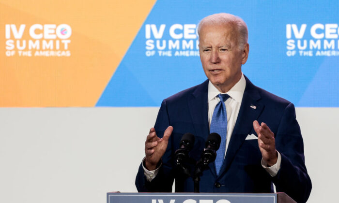 El presidente Joe Biden habla en una sesión de la Cumbre de Directores Generales de las Américas organizada por la Cámara de Comercio de Estados Unidos en Los Ángeles el 09 de junio de 2022. (Anna Moneymaker/Getty Images)