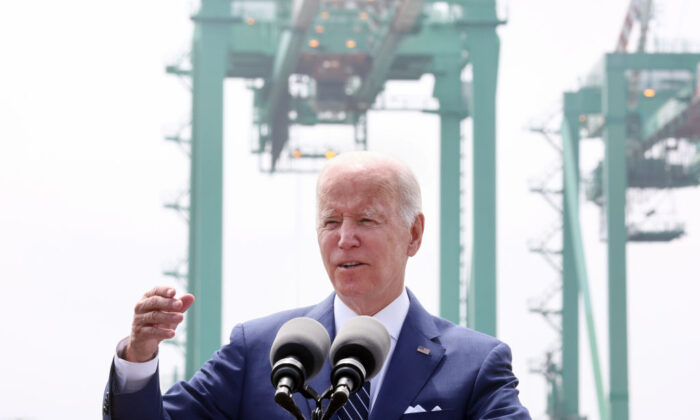 El presidente de Estados Unidos, Joe Biden, pronuncia un discurso en el Museo Battleship USS Iowa en el Puerto de Los Ángeles, en Los Ángeles el 10 de junio de 2022. (Mario Tama/Getty Images)