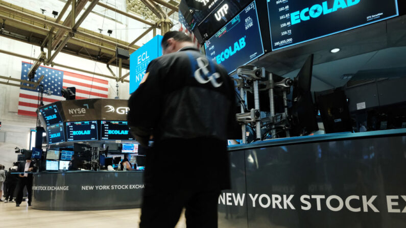Los operadores trabajan en el parqué de la Bolsa de Nueva York (NYSE) el 10 de junio de 2022 en la ciudad de Nueva York. (Spencer Platt/Getty Images)
