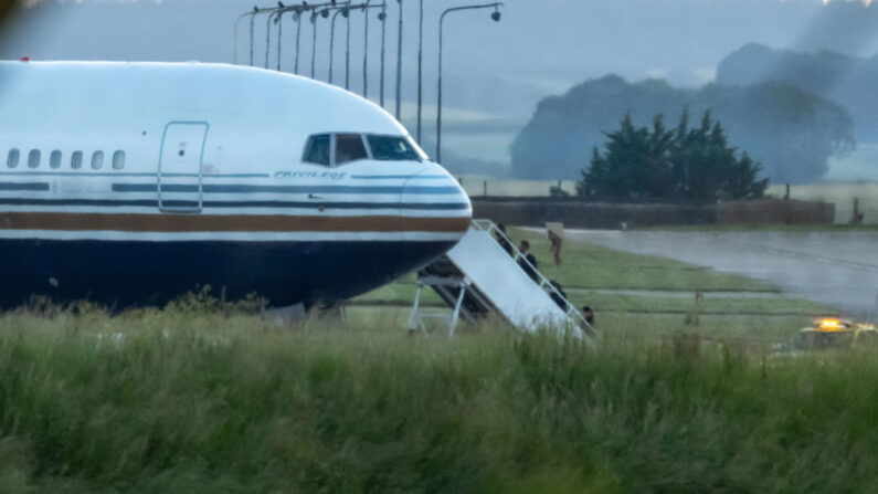 Se ve a gente embarcando en el vuelo que llevaría a solicitantes de asilo del Reino Unido a Ruanda EC-LZO Boeing 767 en la base aérea de Boscombe Down, el 14 de junio de 2022 en Boscombe Down (Inglaterra). (Finnbarr Webster/Getty Images)