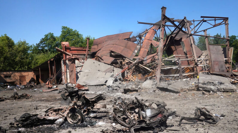 Los escombros cubren la zona después de que un proyectil y el posterior incendio destruyeran un edificio de almacenamiento la noche anterior, el 21 de junio de 2022, en Druzhkivka, Ucrania. (Scott Olson/Getty Images)