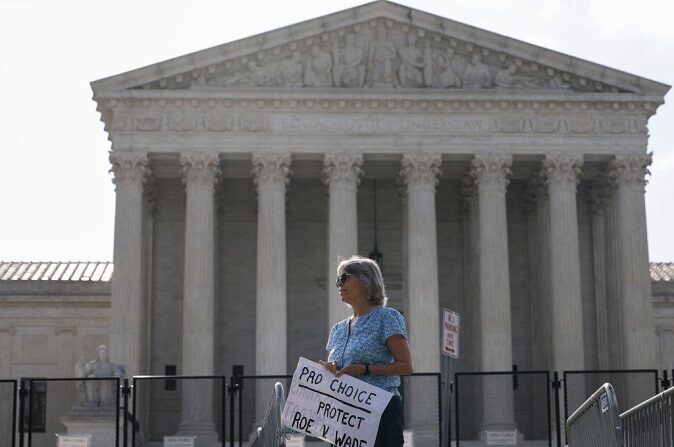 Un activista por el derecho al aborto protesta frente al edificio del Tribunal Supremo de Estados Unidos el 23 de junio de 2022 en Washington, DC. (Anna Moneymaker/Getty Images)
